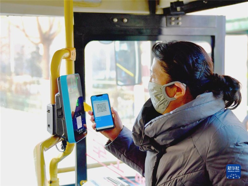 青海省西宁市民在使用二维码扫码乘坐公交车（2018年11月22日摄）。新华社记者 张龙 摄
