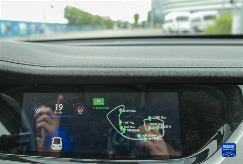 一辆L4级自动驾驶汽车在自动驾驶模式下，沿着重庆仙桃国际大数据谷示范运营线路的开放城市道路进行自动驾驶模式行驶测试（2019年7月24日摄）。新华社记者 刘潺 摄