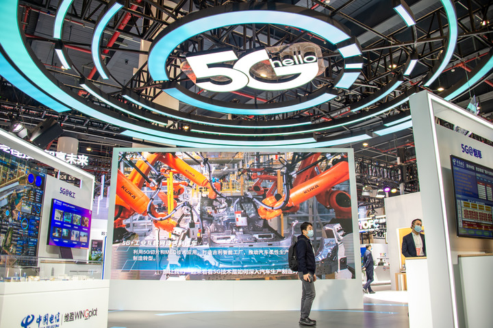 武汉中国光谷科技会展中心“5G+工业互联网成果展”现场。新华社记者伍志尊摄于2021年11月20日