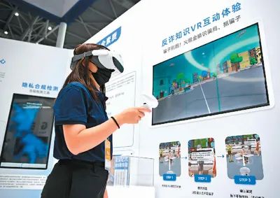 在2022年国家网络安全宣传周网络安全博览会上，一家参展企业代表演示反诈知识VR互动体验项目。新华社记者 刘军喜摄