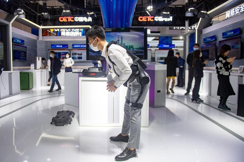 在2022年“互联网之光”博览会上，工作人员为观众演示外骨骼机器人的使用。新华社记者 江汉 摄