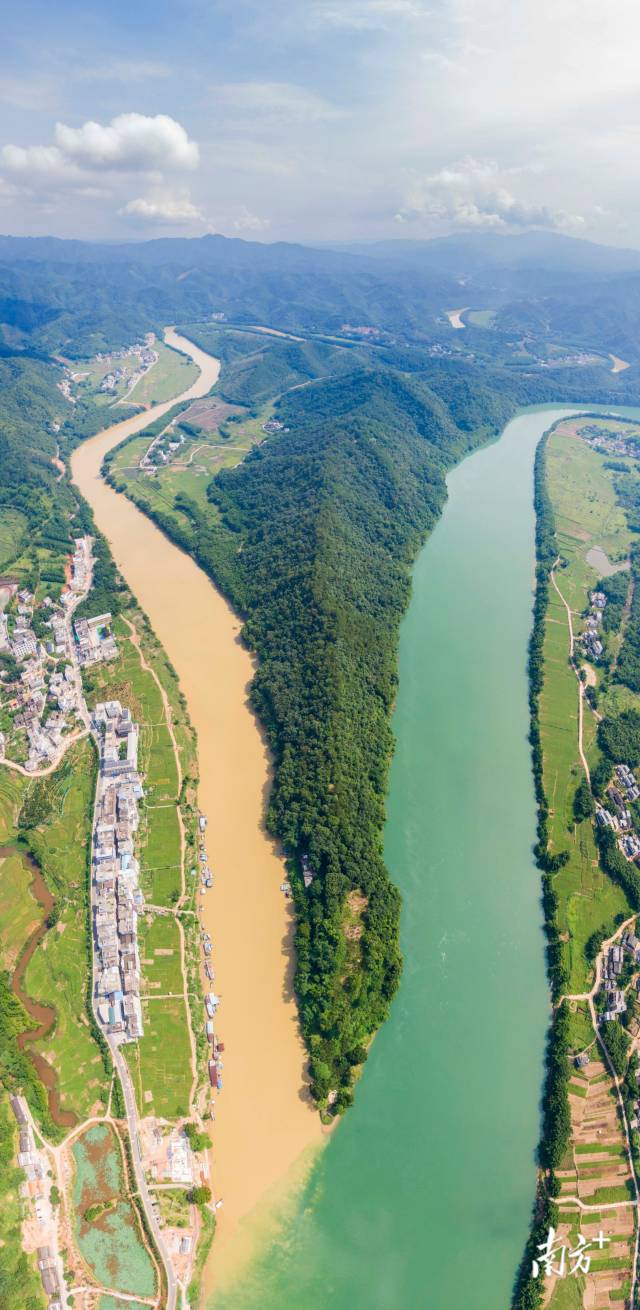 流经肇庆封开的西江是珠江水系中最长的河流。