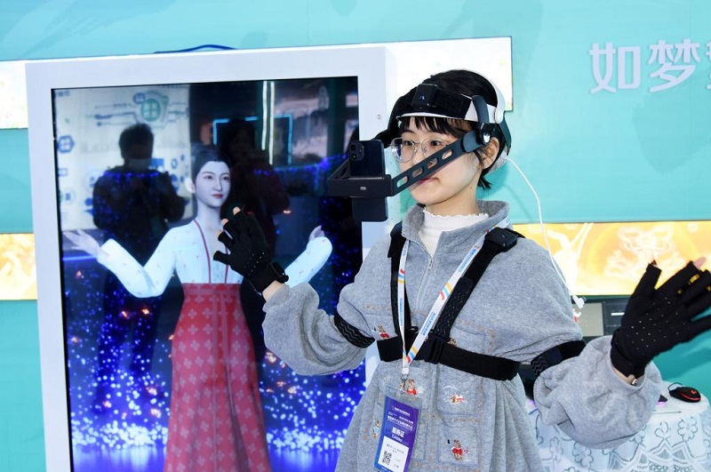 4月6日，工作人员在展示虚拟汉服穿戴。新华社记者 李紫恒 摄
