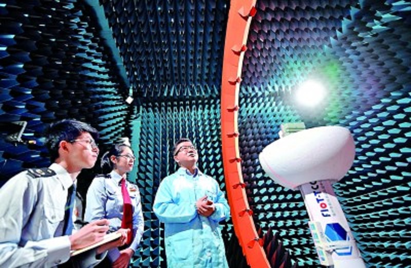 福建福州两位税务局工作人员（左一左二）在听取有关数字化生产介绍。新华社发