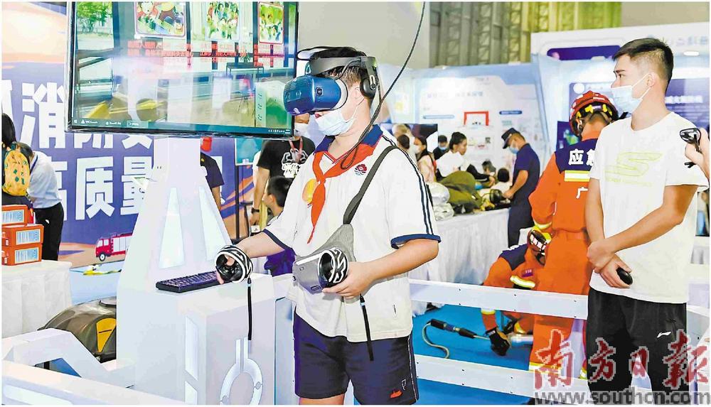 观众在广东科普嘉年华现场体验VR设备。
