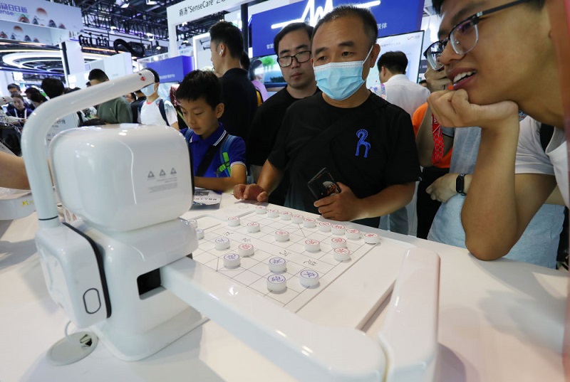 7月6日，参观者与商汤元萝卜AI下棋机器人对弈。新华社记者 方喆 摄