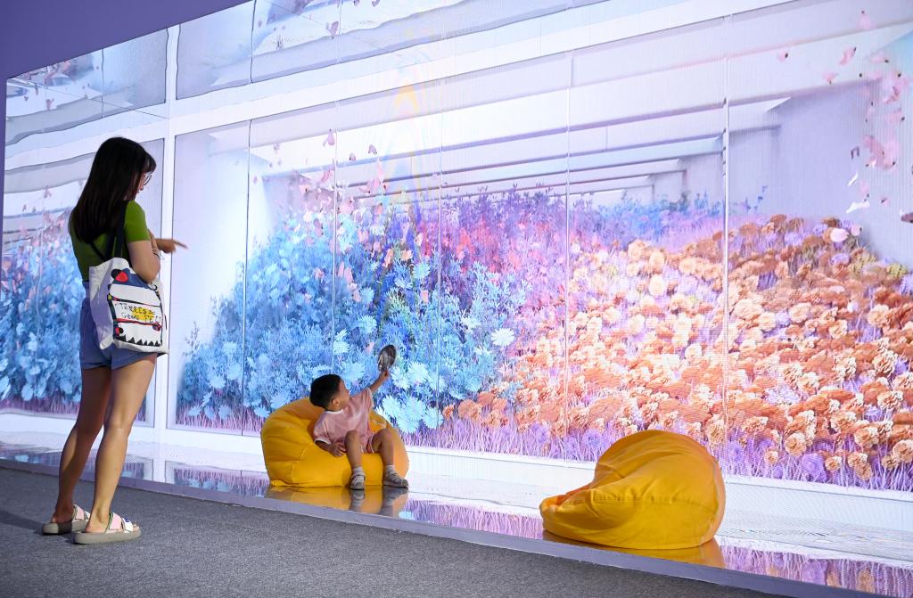 8月18日，参观者在数字文化馆体验裸眼3D。新华社记者 邹竞一 摄