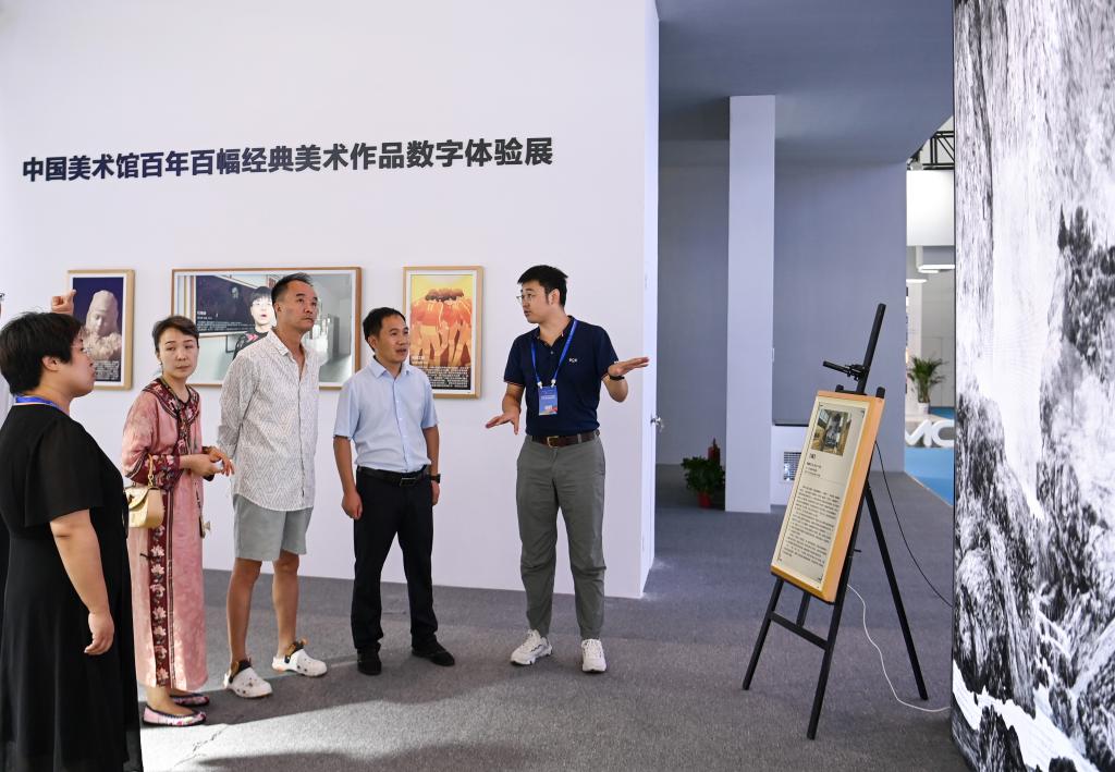 8月18日，参观者在数字文化馆参观数字文化创新成果展。新华社记者 邹竞一 摄