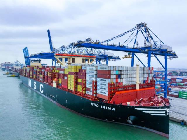 世界最大集装箱船靠泊南沙二期码头