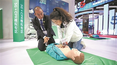 科技日报记者在5G+智能CPR辅助教培系统的提示和工作人员的指导下，进行心肺复苏训练。李忠明摄