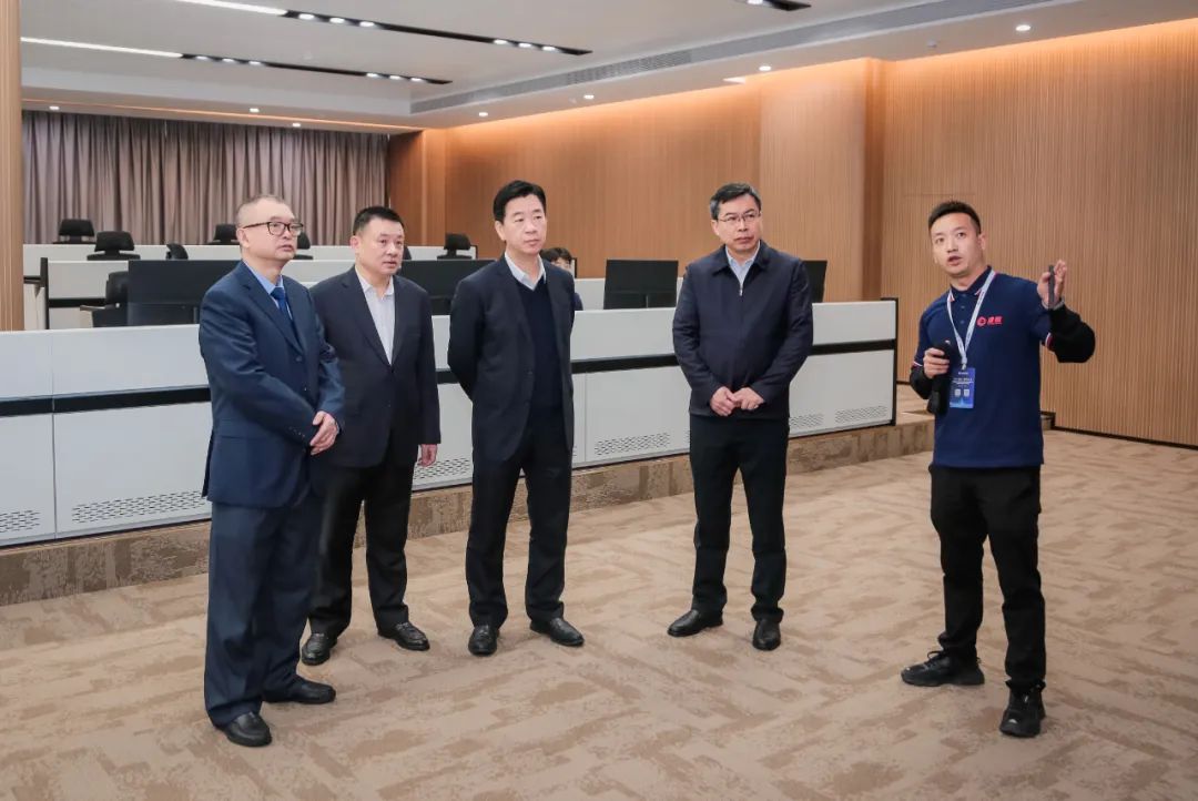 韶关市委书记陈少荣参观华南数据谷算力中心园区ECC运维总监控中心。