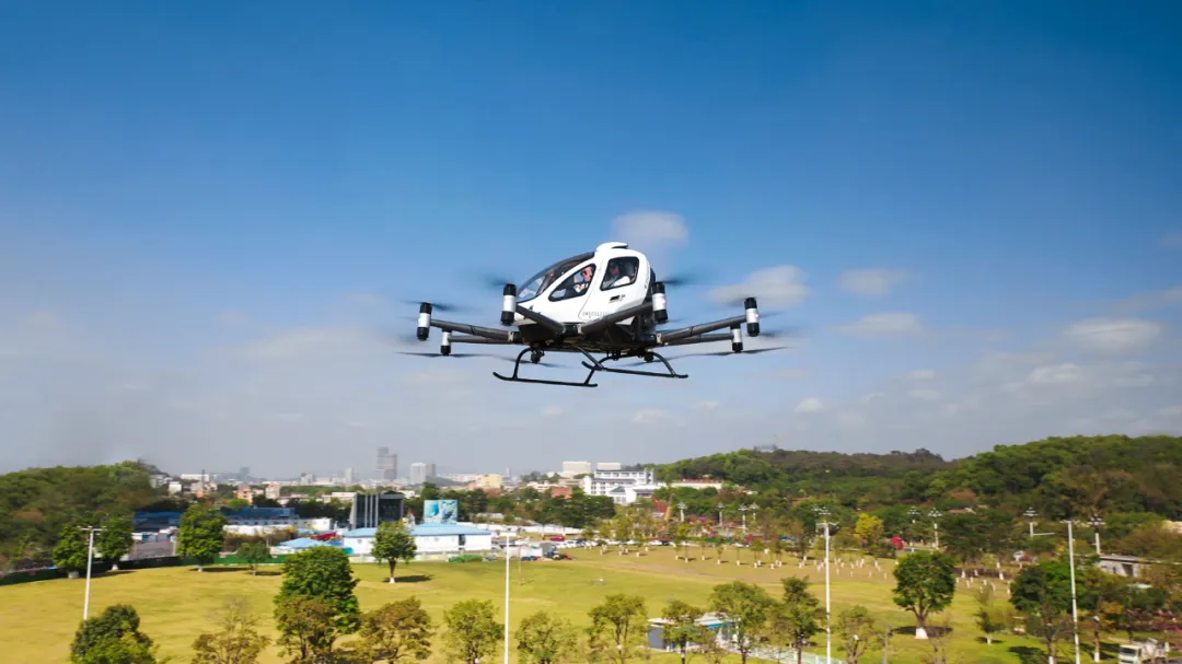 亿航智能EH216-S无人驾驶载人航空器在广州黄埔知识城九龙湖公园演示飞行。