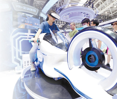 在第七届数字中国建设峰会展区，观众体验光速飞轮虚拟现实（VR）摩托竞速项目。王旺旺摄