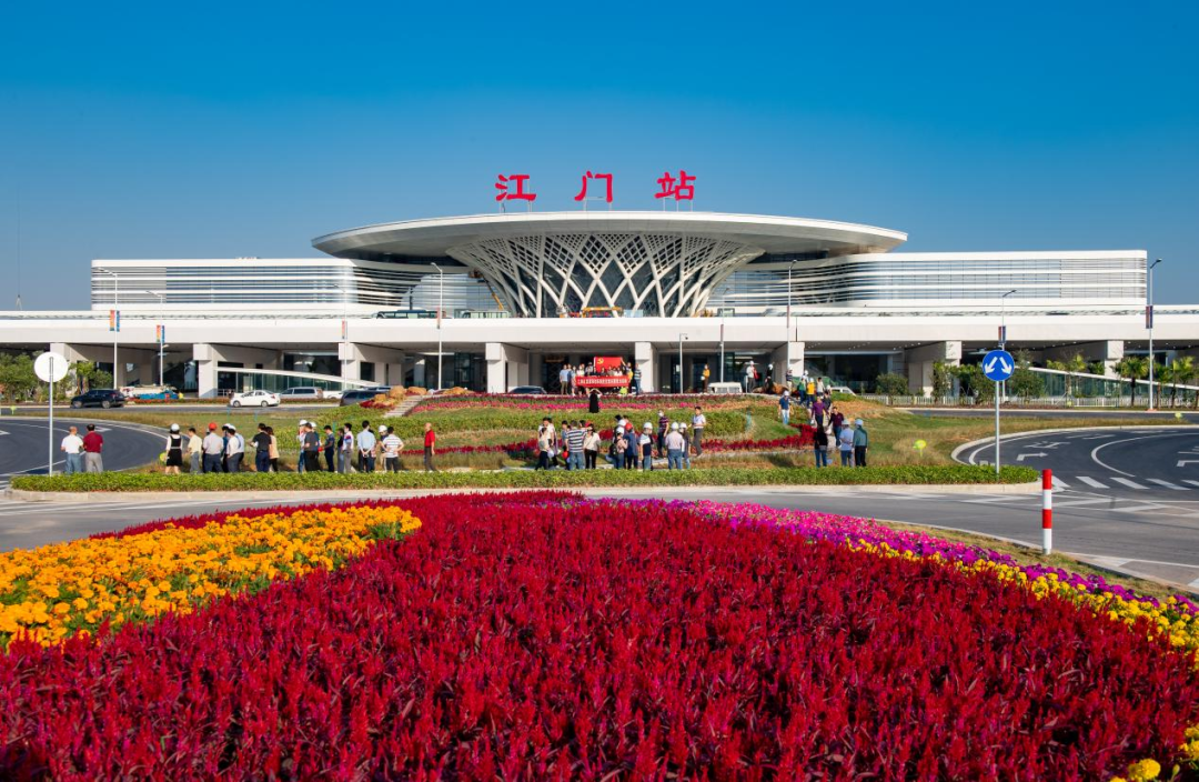 江门站与珠三角北部的广州南站、佛山西站，东部的深圳北站，共同形成了粤港澳大湾区内联外通的轨道交通枢纽“黄金三角”。江门日报记者 周华东 摄