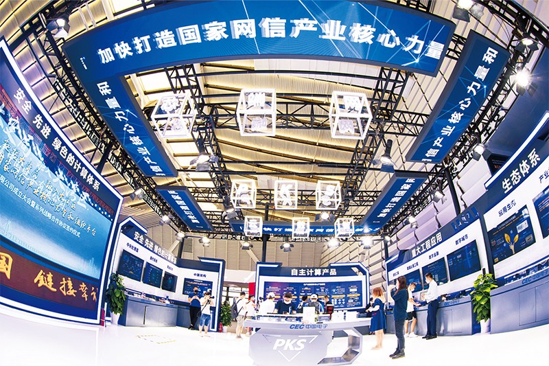 2021年世界互联网大会“互联网之光”博览会9月25日至28日在浙江乌镇举行。图为观众在现场参观。人民图片 翟慧勇/摄