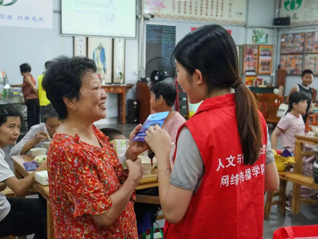 在揭阳榕城、揭东，实践团手把手引导老年人使用“揭健通”小程序。