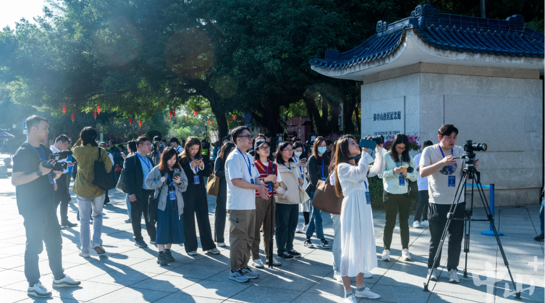 联合采访团参观孙中山故居纪念馆。见习生 张景天 记者 明剑 摄