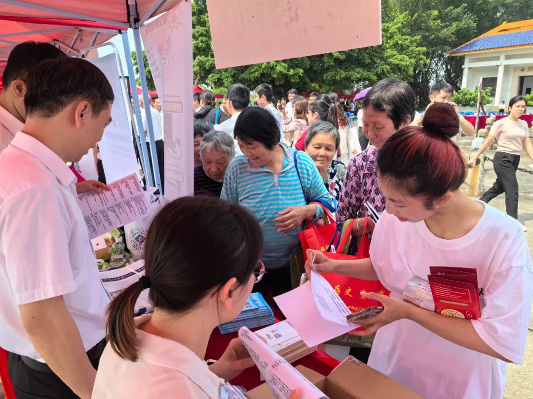 群众踊跃咨询有关网络安全、网络普法、网络辟谣与网络防骗等问题。