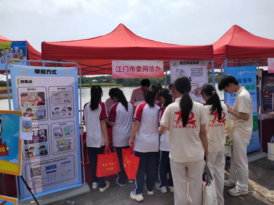 网络文明志愿者向群众讲解网络举报受理范围、方式、流程等知识。