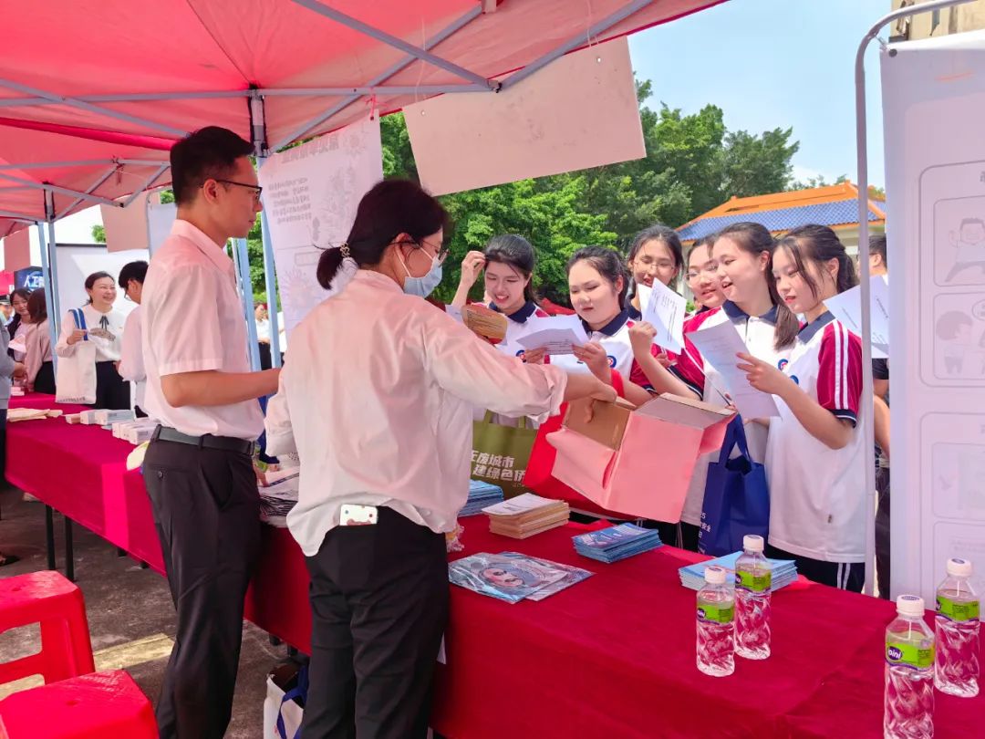 未成年人踊跃参与网络谣言辨识知识有奖竞答。