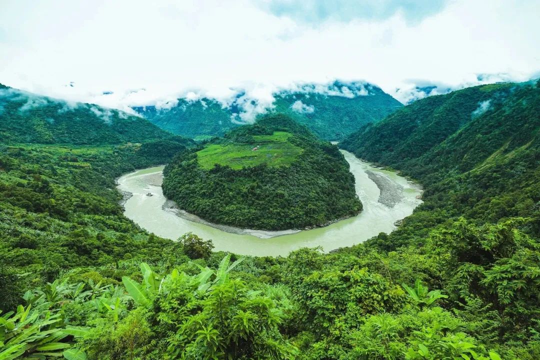 果果塘景区，宛如一颗镶嵌在雅鲁藏布江畔的璀璨明珠，其标志性的大拐弯如同大自然最精致的笔触，180度的优雅回旋，勾勒出一幅动人心魄的山水长卷。（图源：墨脱文旅）
