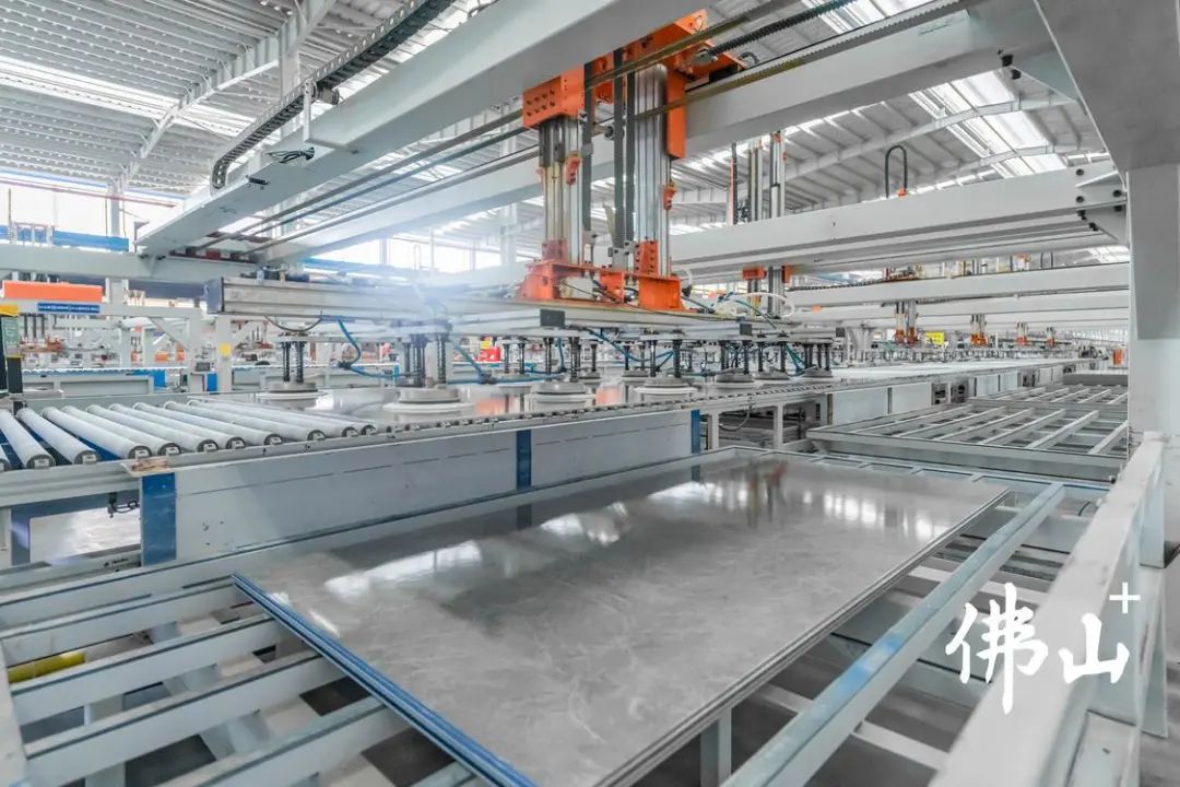 新明珠陶瓷数字化示范工厂。王澍/摄