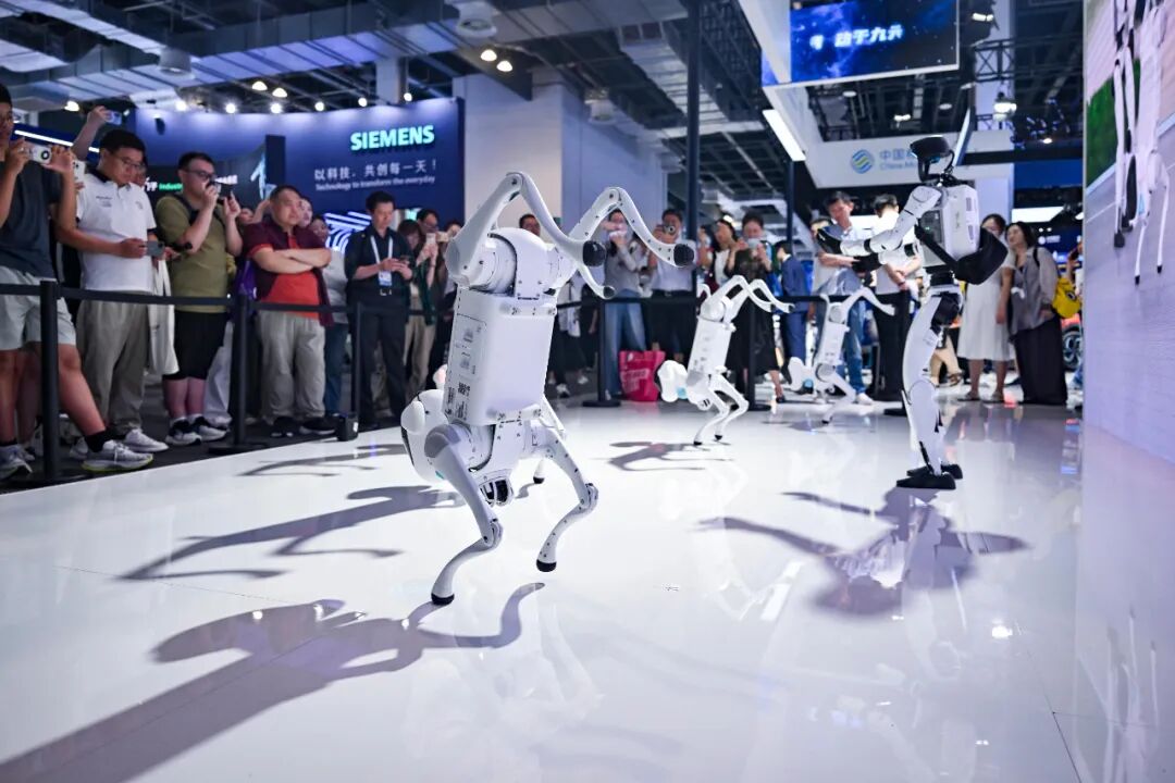 2025世界人工智能大会展览现场，参观者与AI机器人零距离互动。图源：新华社