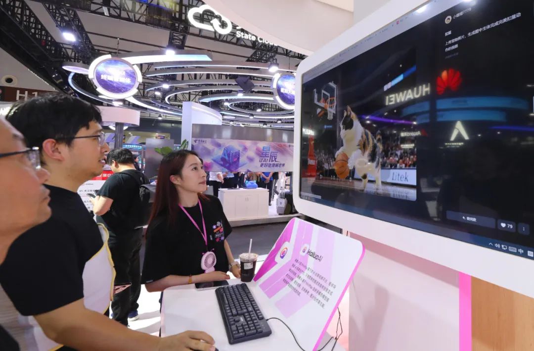 在2025世界人工智能大会上，参观者在展览现场体验AI辅助的创意视频制作。图源：新华社