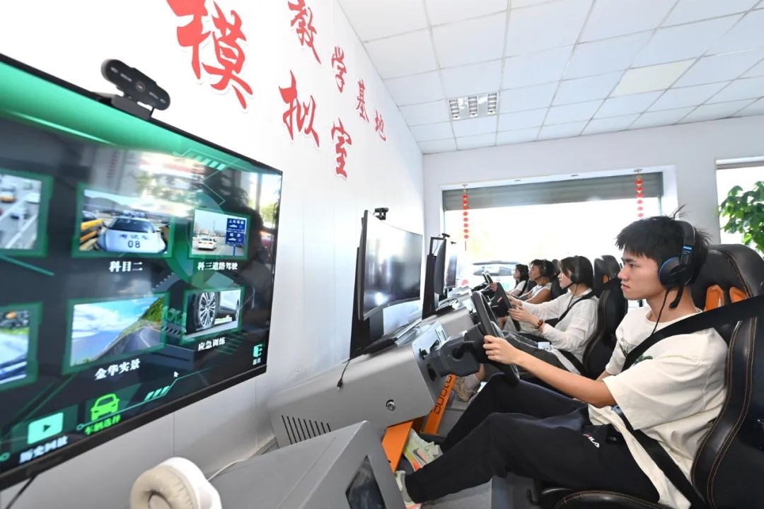 “AI教练”助力学车。图源：新华社