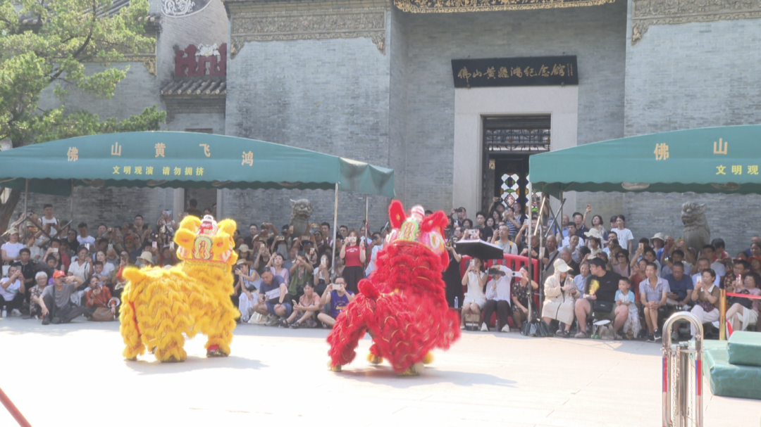 采风团成员观赏佛山祖庙醒狮表演。