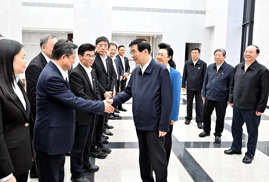 11月21日至23日，中共中央政治局常委、全国政协主席王沪宁在广东深圳、惠州调研。这是11月21日，王沪宁到深圳市政协机关调研，并看望在深圳市的全国政协委员和政协机关干部。新华社发