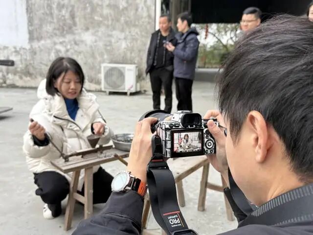 自媒体博主在鼎湖沙浦镇体验肇实加工。南方+ 卢逸轩 拍摄