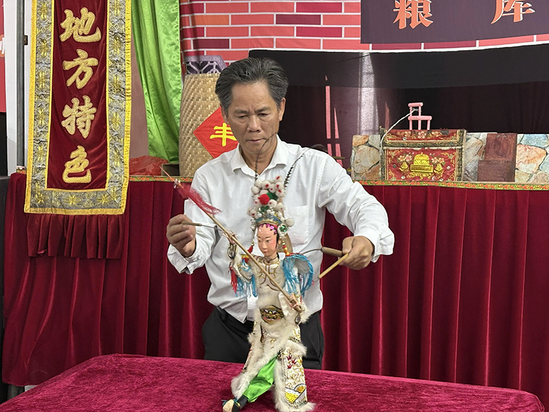 陈培森进行木偶戏技艺演示