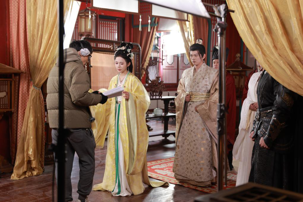 2025年12月18日，在山东省德州市乐陵影视城，剧组在拍摄微短剧。新华社发（马红坤摄）