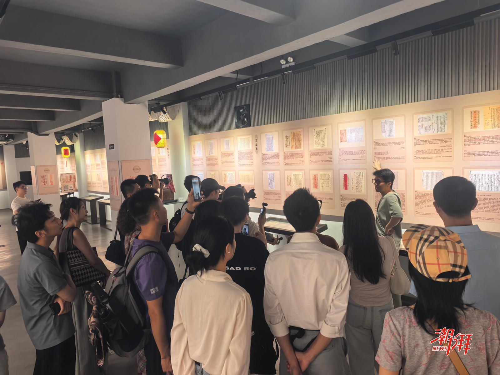 活动走进清晖楼侨批文化馆，聆听侨批文化传承人解读侨批。（潮州市委网信办 供图）