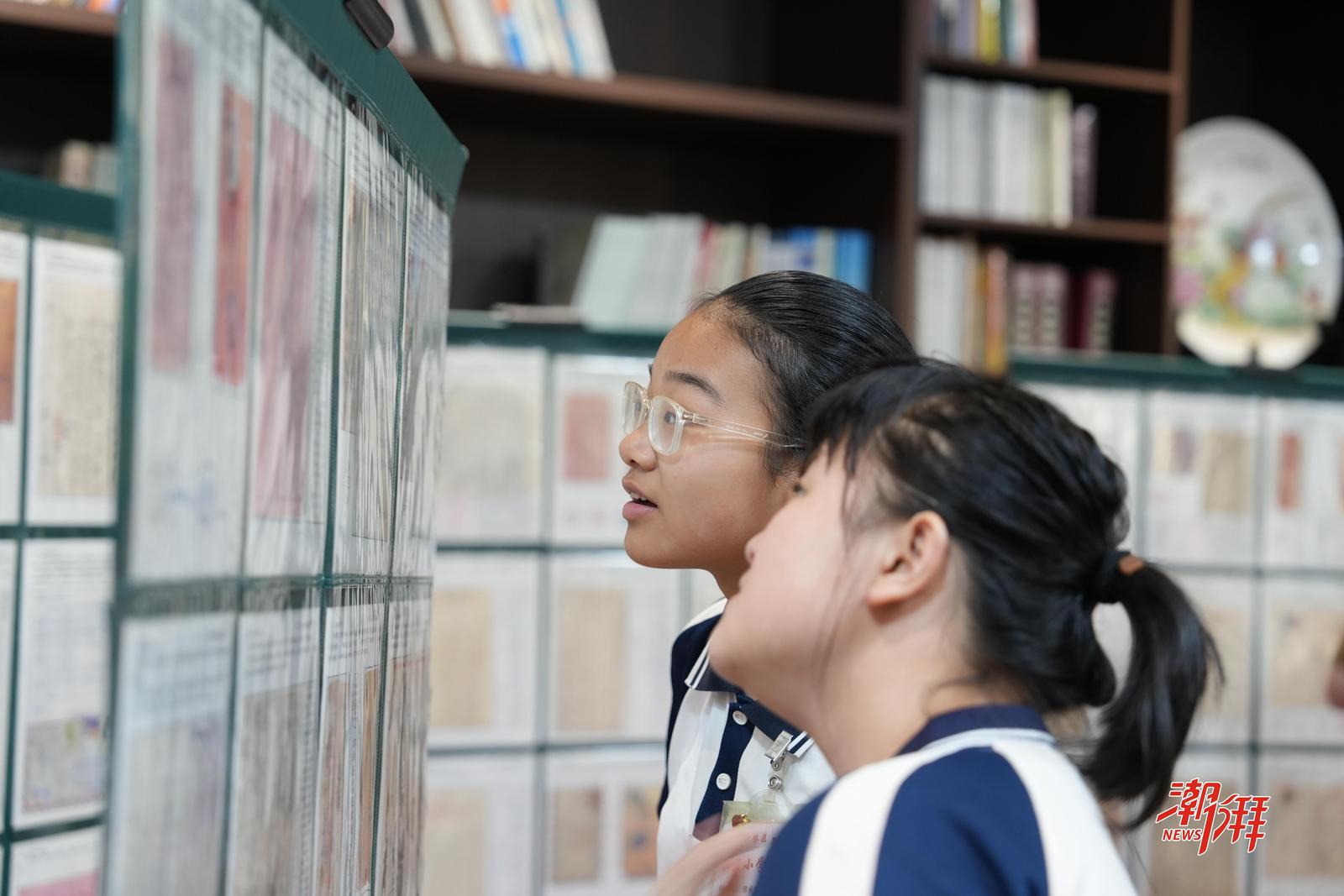 学生在观看侨批。（潮州市委网信办 供图）