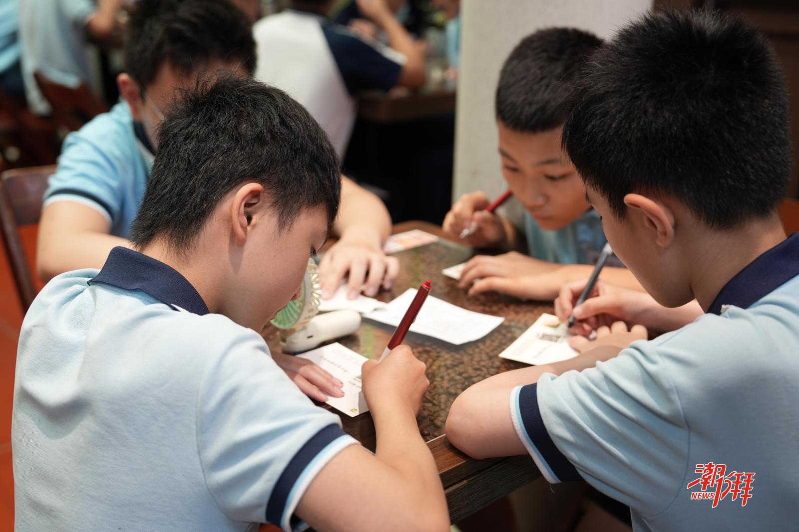 学生在人才咖啡（侨界会客厅）体验写侨批。（潮州市委网信办 供图）