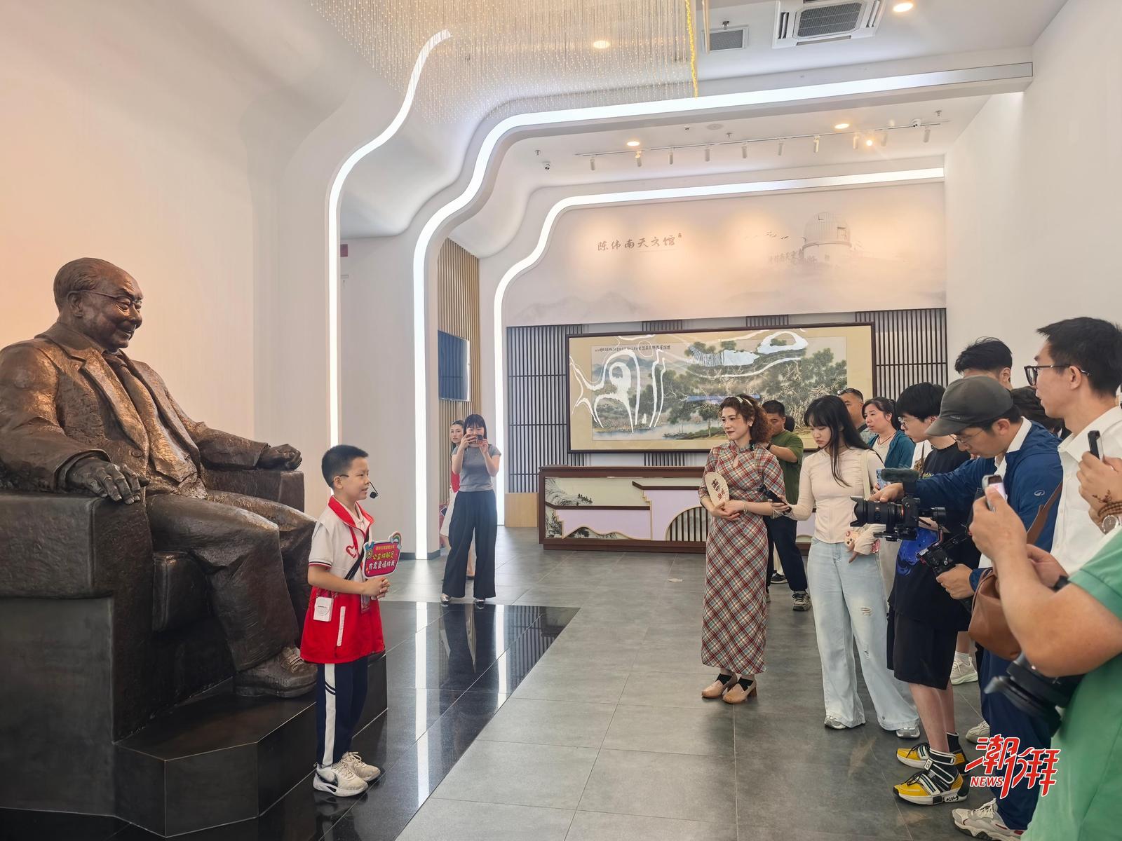 活动走进陈伟南文化馆，聆听青少年志愿讲解员讲解陈伟南反哺故土的动人故事。（潮州市委网信办 供图）