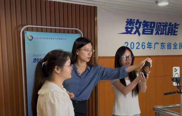广东乡村网红代表“青椒姐姐”现场指导直播。图/赖晓琨 摄