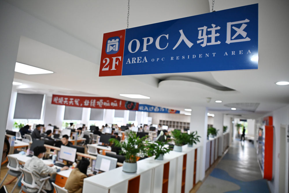 2026年5月18日,学员在青岛直播带岗数智创业园OPC(一人公司)孵化平台进行实操锻炼。新华社记者 李紫恒 摄