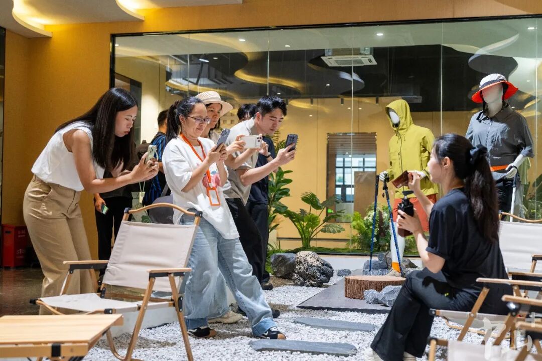 网络主播拍摄霞湖世家直播带货现场。记者 张景天 摄